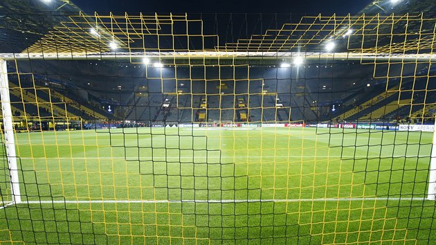 Pohled na przdn stadion Signal Iduna Park po zruen zpasu (11. dubna 2017).