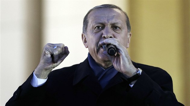 Tureck prezident Erdogan mluv ke svm pznivcm den po vyhranm referendu (17. duben 2017).