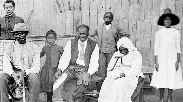 Harriet Tubmanov (druh zprava) byla skutenou hrdinkou pmch akc za svobodu otrok. Sama z Jihu utekla, ale celkem na tinctkrt se tam vrtila, aby na svobodu pomohla kolem 70 otrokm.