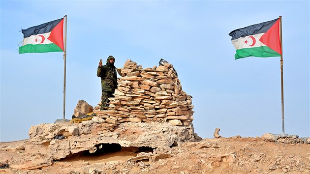 Hork hranice. Vojk Fronty Polisario v zem nikoho mezi mauritnskou a marockou celnic na jin hranici Zpadn Sahary.