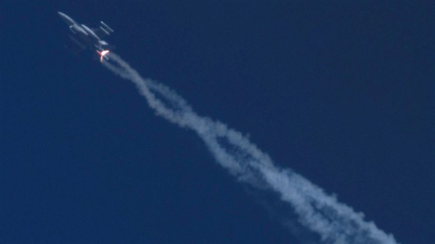 Odhození pumy B61-12 z letounu F-16 nad nevadskou pouští