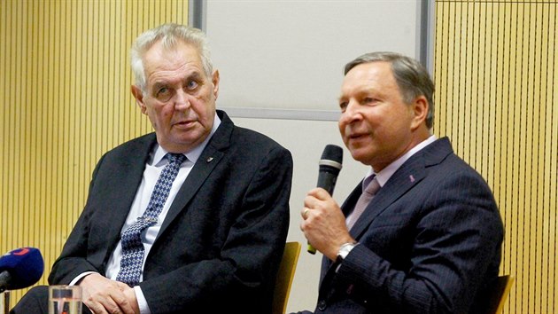 Prezident Milo Zeman pi debat na Vysok kole finann a sprvn v Praze. (18. dubna 2017)