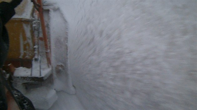 Boj silničářského sypače se sněhem na Červenohorském sedle