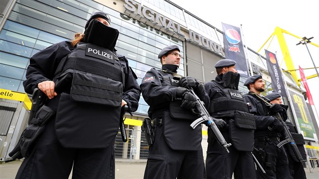 ZV݊EN BEZPENOSTN OPATEN. Policejn dohled ped stadionem Dortmundu.