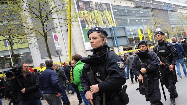 POLICEJN DOHLED. tvrtfinle Ligy mistr mezi Dortmundem a Monakem provzela zven bezpenostn opaten.