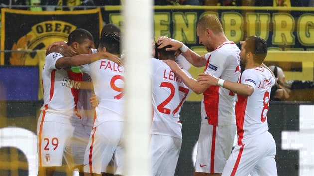 GL. Fotbalist Monaka oslavuj prvn glovou situaci zpasu proti Dortmundu. Kylian Mbapp (zcela vlevo) vak skroval z ofsajdu.