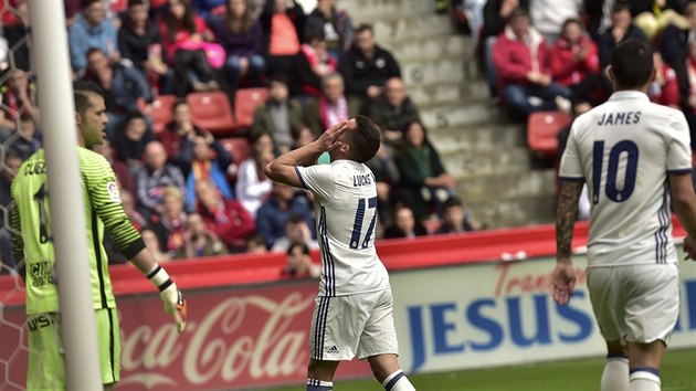 Lucas Vzquez z Realu Madrid se dr za hlavu v utkn panlsk ligy proti Gijnu.