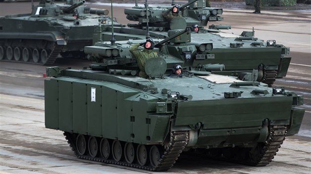 Nov bojov vozidla pchoty Kurganc-25. Za nimi jsou star vozidla stejnho uren, typ BMP-3.