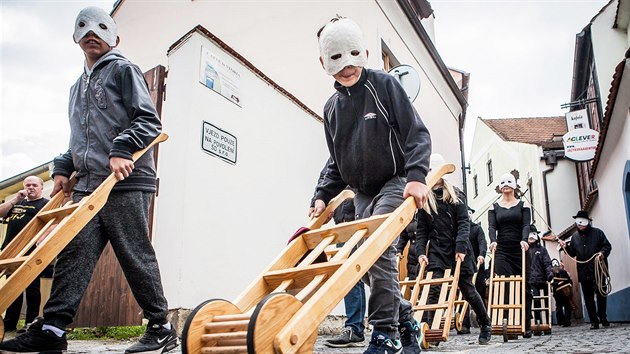 Průvod hrkačů prochází centrem Českých Budějovic.