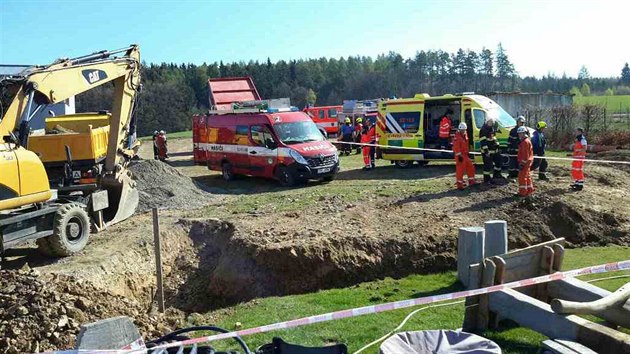 Hasii v jihomoravsk Bezin vyproovali tlo mue, jeho ve vkopu zavalila hlna. Svm zrannm na mst podlehl. (10.4.2017)