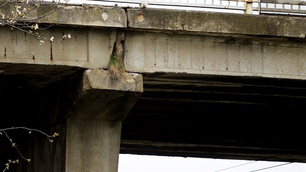Most pes eleznici v brnnsk Evropsk ulici, kudy vede silnice k letiti v Tuanech, potebuje velkou opravu. Jihomoravsk kraj pot s tm, e prce vyjdou na 135 milion korun.