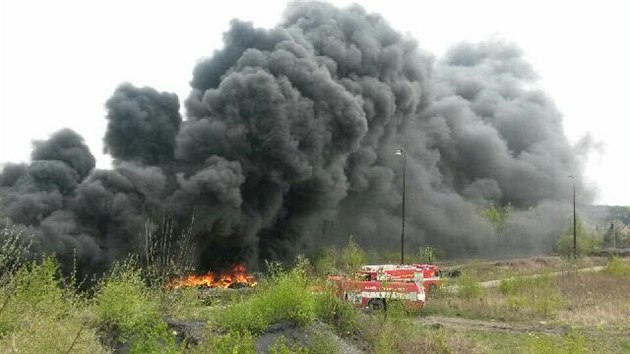 Por skldky pneumatik v bvalm arelu Poldi Kladno (15. dubna 2017).