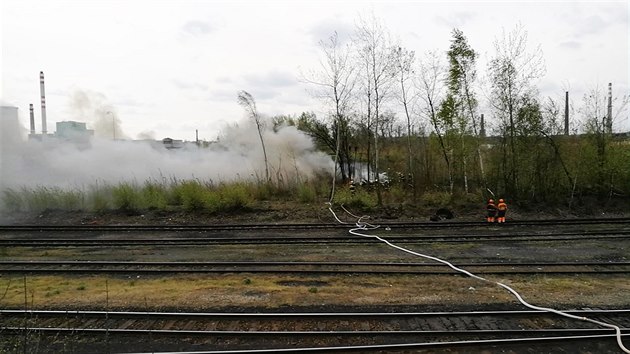 Por skldky pneumatik v bvalm arelu Poldi Kladno (15. dubna 2017).