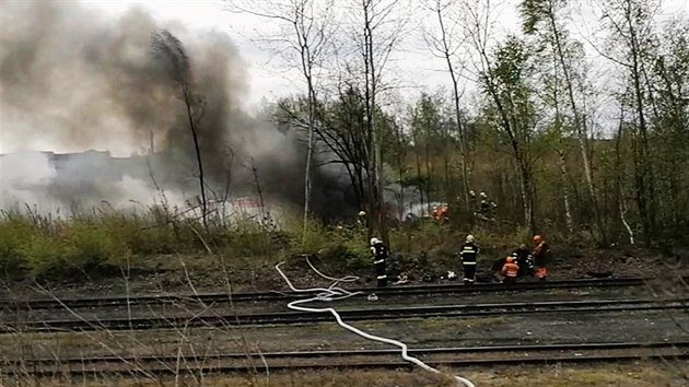 Por skldky pneumatik v bvalm arelu Poldi Kladno (15. dubna 2017).