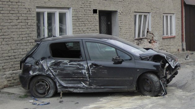 idi na Kromsku omltil svm peugeotem fasdy hned dvou sousednch dom, automobil zstal zcela zdemolovan (15. dubna 2017).