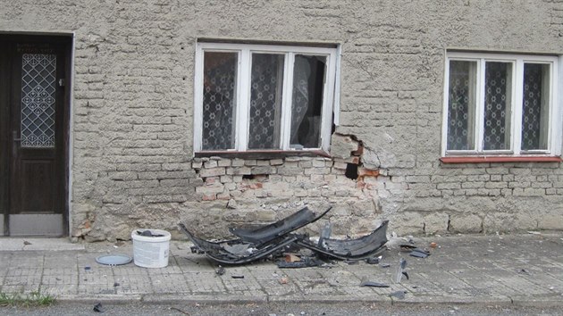 idi na Kromsku omltil svm peugeotem fasdy hned dvou sousednch dom, automobil zstal zcela zdemolovan (15. dubna 2017).
