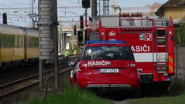 V obci Peky na Kolnsku vlak srazil star enu (16. dubna 2017).