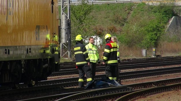 V obci Peky na Kolnsku vlak srazil star enu (16. dubna 2017).