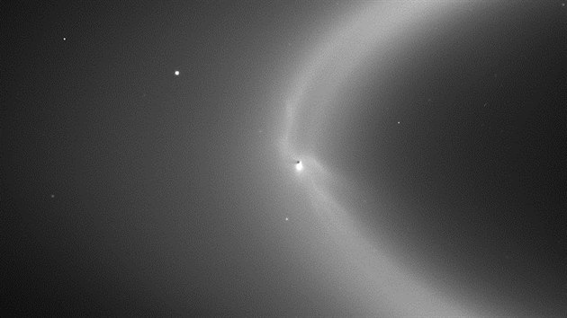Na fotografii je zachycen Saturnv prstenec E spolen s Enceladem. Msc je vidt jako mal tmav teka, pod n le jasn skvrna  oblak materilu nad gejzry, kter se rozptyluje do podoby prstence podl drhy Enceladu. Prstenec je tvoen krystalky vodnho ledu vyvrenmi z nitra msce.