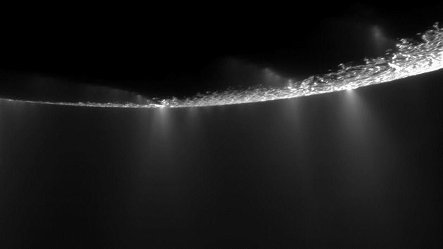 Dramatický pohled na výtrysky vystupující nad povrch Enceladu, jak je vidla...