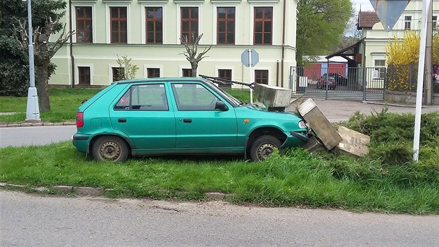 Pomnk se po nrazu rozpadl na kusy.