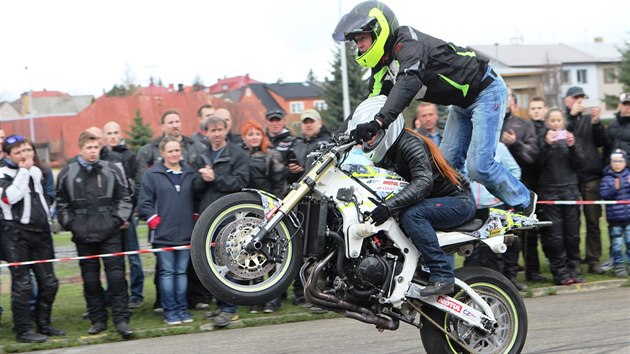 Kaskadrskou show zahjili motorki ve ru nad Szavou novou sezonu. Pedstavil se jeden z nejlepch eskch kaskadr Mirek Frey (ve svtlch riflch).