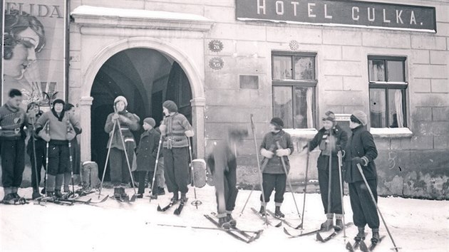 Fotografie z dvactch let pochz ze sbrky sklennch negativ uitele Stanislava Tesky, kter byl synovcem male Mikole Ale.