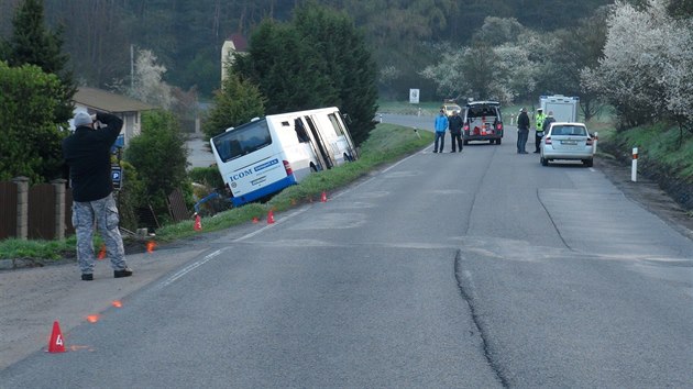 Nehoda autobusu u Slanho na Kladensku, pi kter se zranilo pt lid (10.4.2017).