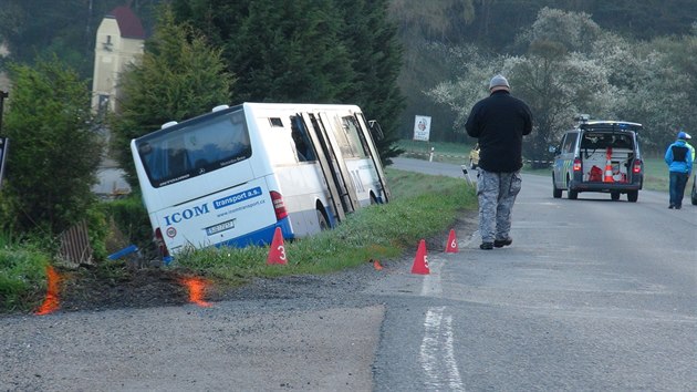 Nehoda autobusu u Slanho na Kladensku, pi kter se zranilo pt lid (10.4.2017).