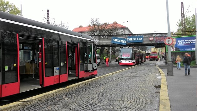 V Ndran ulici na praskm Smchov pokodil nklak trolej (18.4.2017).