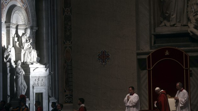 Pape Frantiek odslouil ve svatopetrsk bazilice tradin obad u pleitosti Velkho ptku (14. 4. 2017)