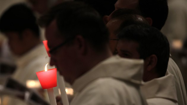 Pape Frantiek poktil v Bazilice svatho Petra ve Vatiknu 11 lid z rznch st svta. Kest byl soust velikonon vigilie (15. dubna 2017)