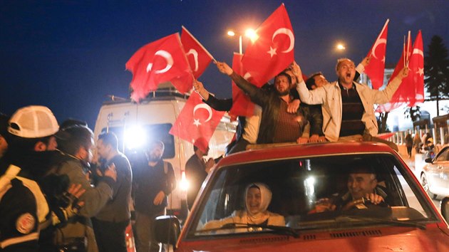 Pznivci tureckho prezidenta Recepa Tayyipa Erdogana oslavuj vsledky referenda v ulicch Istanbulu (16. dubna 2017)