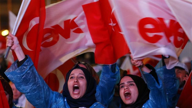 Pznivci tureckho prezidenta Recepa Tayyipa Erdogana oslavuj vsledky referenda u sdla Strany spravedlnosti a rozvoje v Ankae (16. dubna 2017)