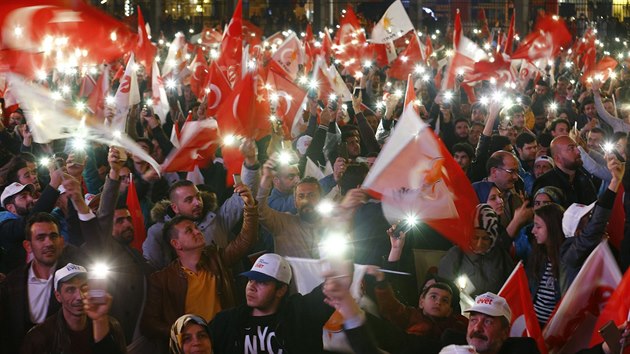 Pznivci tureckho prezidenta Recepa Tayyipa Erdogana oslavuj vsledky referenda u sdla Strany spravedlnosti a rozvoje v Ankae (16. dubna 2017)