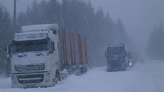 Nejsloitj situace panovala na silnici pes ervenohorsk sedlo, silnim boj se snhem komplikoval siln vtr.