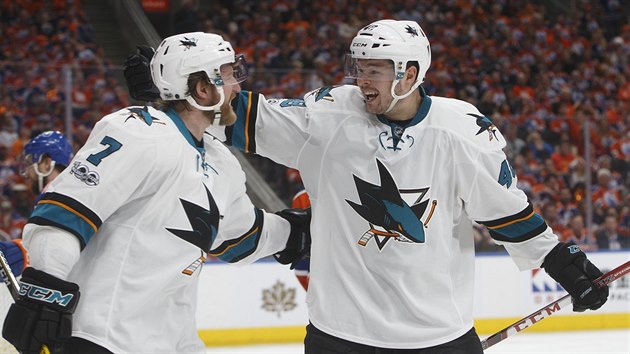 Tom Hertl (vpravo) a Paul Martin se raduj z glu San Jose.