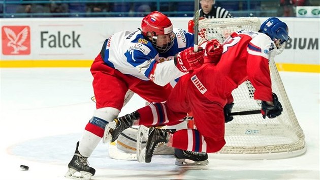 Jan Hladonk pad v souboji s Rusem Venjaminem Baranovem na mistrovstv svta hokejist do 18 let.