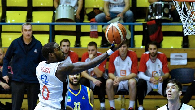 Bryon Allen z Nymburka nese v utkn s st nad Labem m do koe.