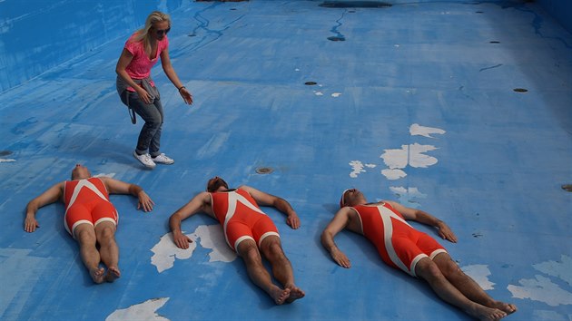 Herci Bronislav Koti, Zdenk Rohlek a Michal trba se fotografovali v lochotnskm baznu. Choreografii mla na starost Petra Parvoniov. (8. dubna 2017)