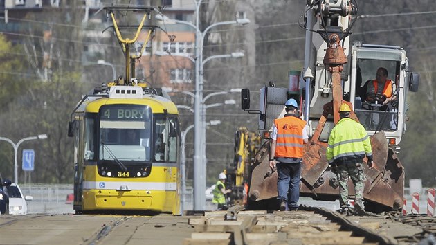 Kvli oprav mostu generla Pattona jezd automobily ve zench pruzch a tramvaje jen po jednokolejce. (10. dubna 2017)