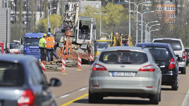 Kvli oprav mostu generla Pattona jezd automobily ve zench pruzch a tramvaje jen po jednokolejce. (10. dubna 2017)