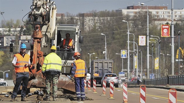 Kvli oprav mostu generla Pattona jezd automobily ve zench pruzch a tramvaje jen po jednokolejce. (10. dubna 2017)