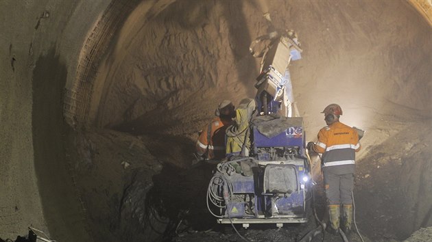 U Plzn pokrauje raba nejdelho elezninho tunelu v esku. Stavbai jsou nyn v druh polovin severnho tubusu. Z jinho, kter u je hotov, zaali proret bezpenostn chodby, kter propoj oba tubusy. (11. dubna 2017)