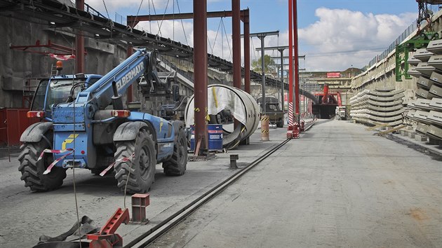 U Plzn pokrauje raba nejdelho elezninho tunelu v esku. Stavbai jsou nyn v druh polovin severnho tubusu. Z jinho, kter u je hotov, zaali proret bezpenostn chodby, kter propoj oba tubusy. (11. dubna 2017)