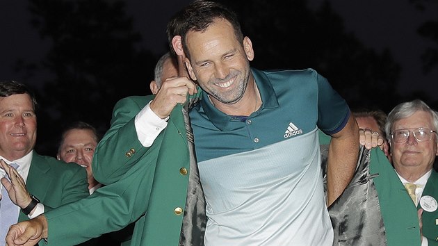 panlsk golfista Sergio Garca si oblk tradin zelen sako pro vtze Masters.