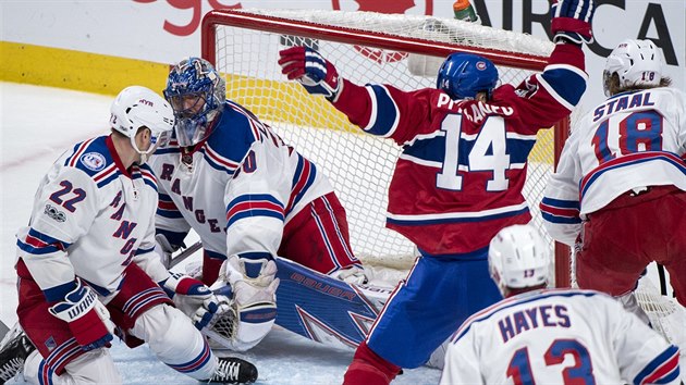 Tom Plekanec z Montrealu se raduje pot, co pekonal branke Henrika Lundqvista z New York Rangers.