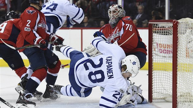 Kasperi Kapanen z Toronta pad ped washingtonskm brankem Bradenem Holtbym.