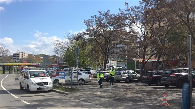 V Holeovicch ped sluebnou se zastelil strnk mstsk policie (19.4.2017)