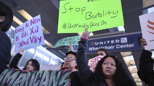 Na chicagskm letiti O'Hare International Airport se seli zstupci mstn asijsk komunity, kte protestovali proti nsilnmu vyvleen mue z letadla spolenosti United Airlines (11. dubna 2017).